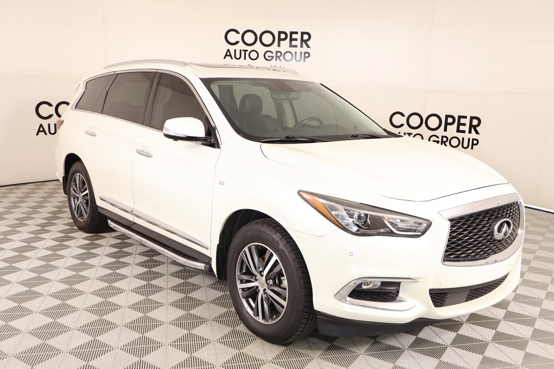 Used 2017 INFINITI QX60 Luxe w/ Premium Plus Package AWD/4WD image 1