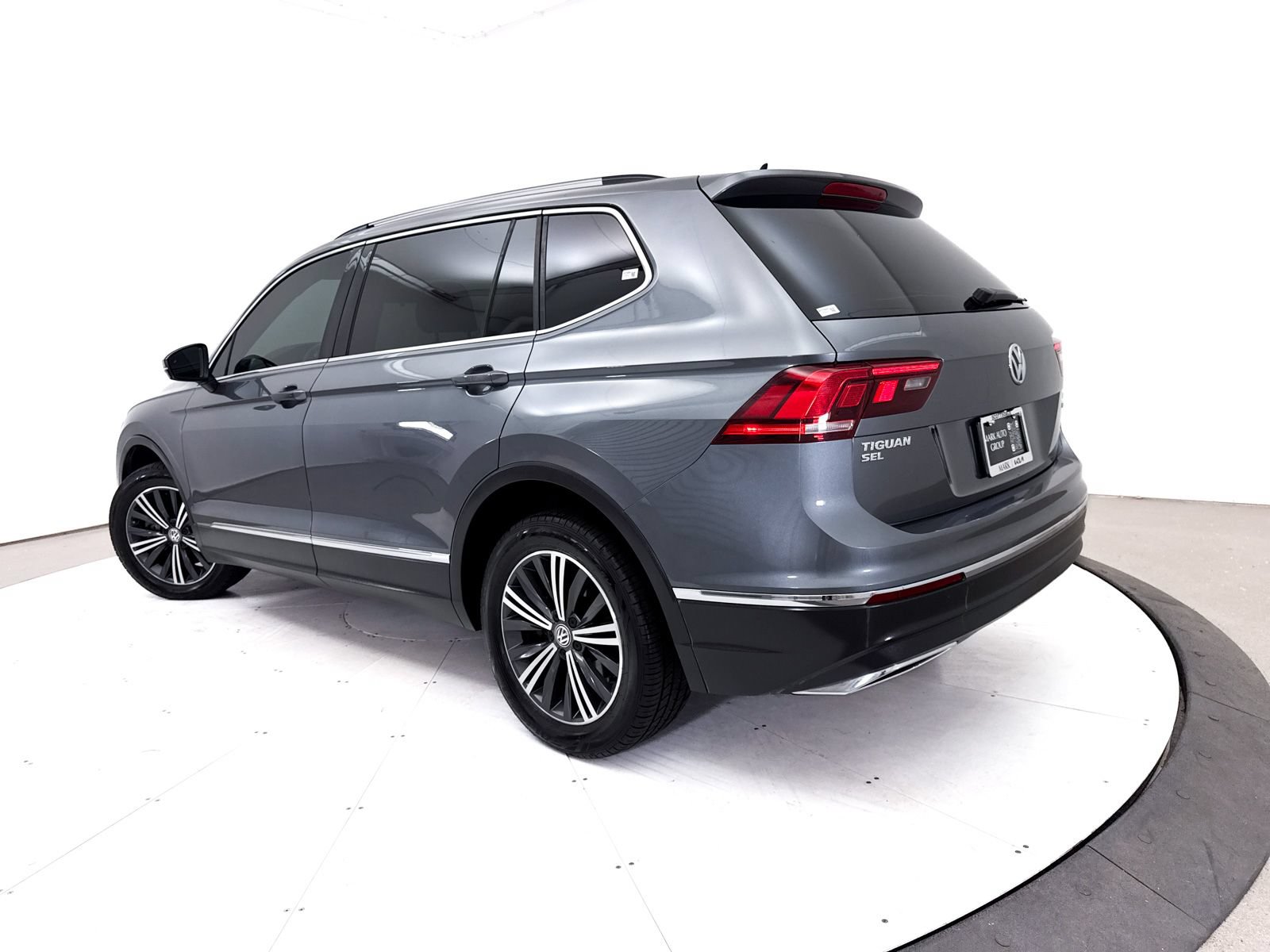 Used 2018 Volkswagen Tiguan SEL AWD/4WD image 2