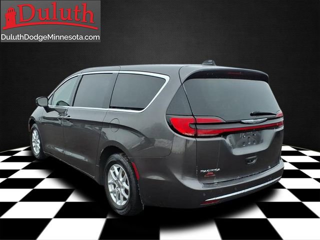 Used 2023 Chrysler Pacifica Touring-L FWD image 3