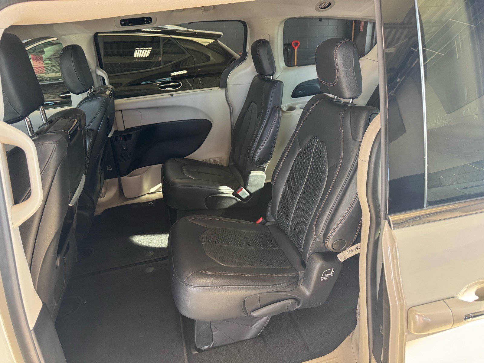 Used 2019 Chrysler Pacifica Touring-L Plus w/ Advanced Safetytec Group FWD image 11