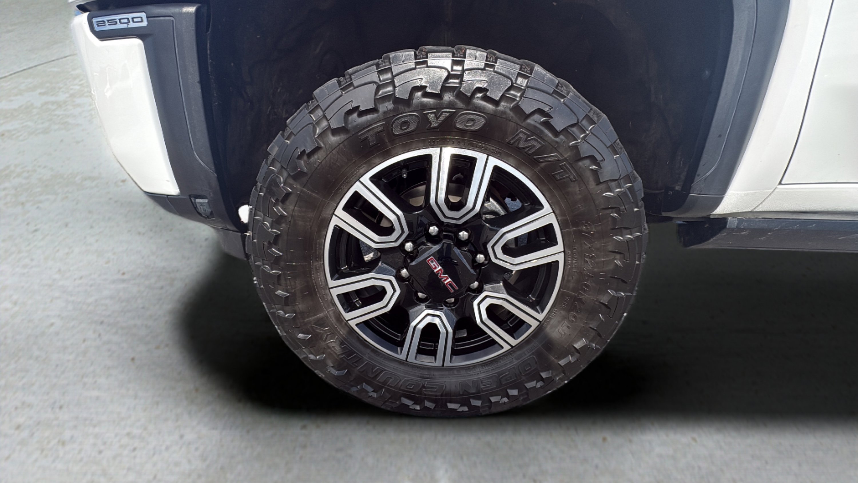 Used 2024 GMC Sierra 2500 AT4 w/ AT4 Premium Plus Package AWD/4WD image 14