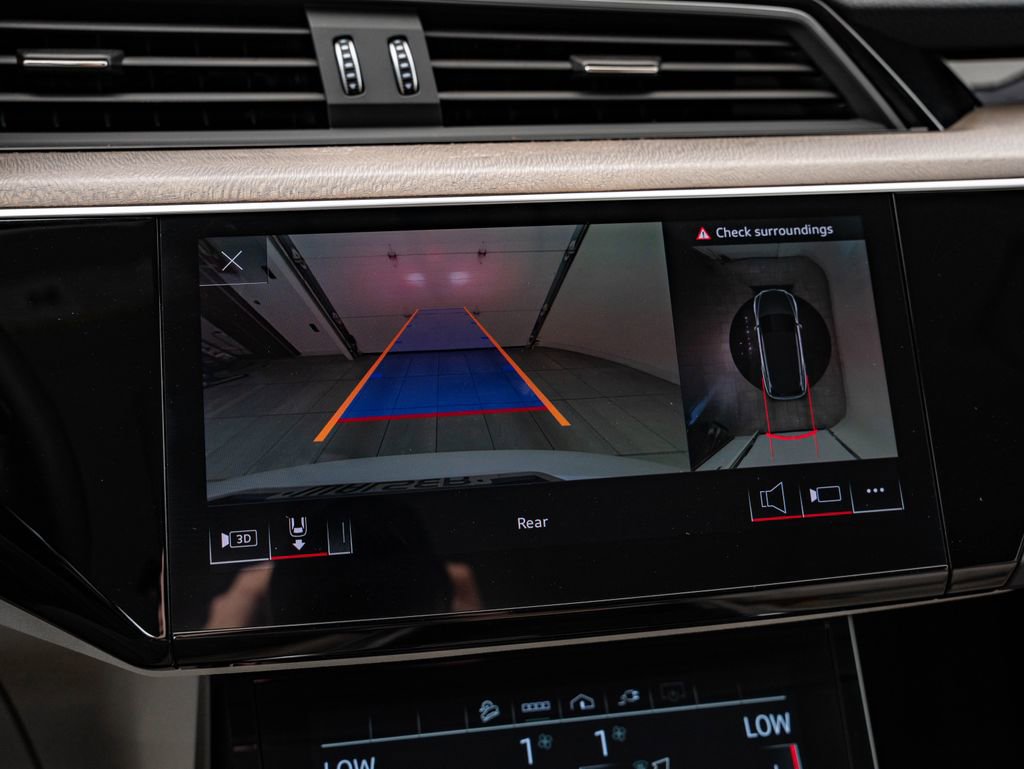 Used 2022 Audi e-tron Premium Plus w/ Premium Plus Package image 35