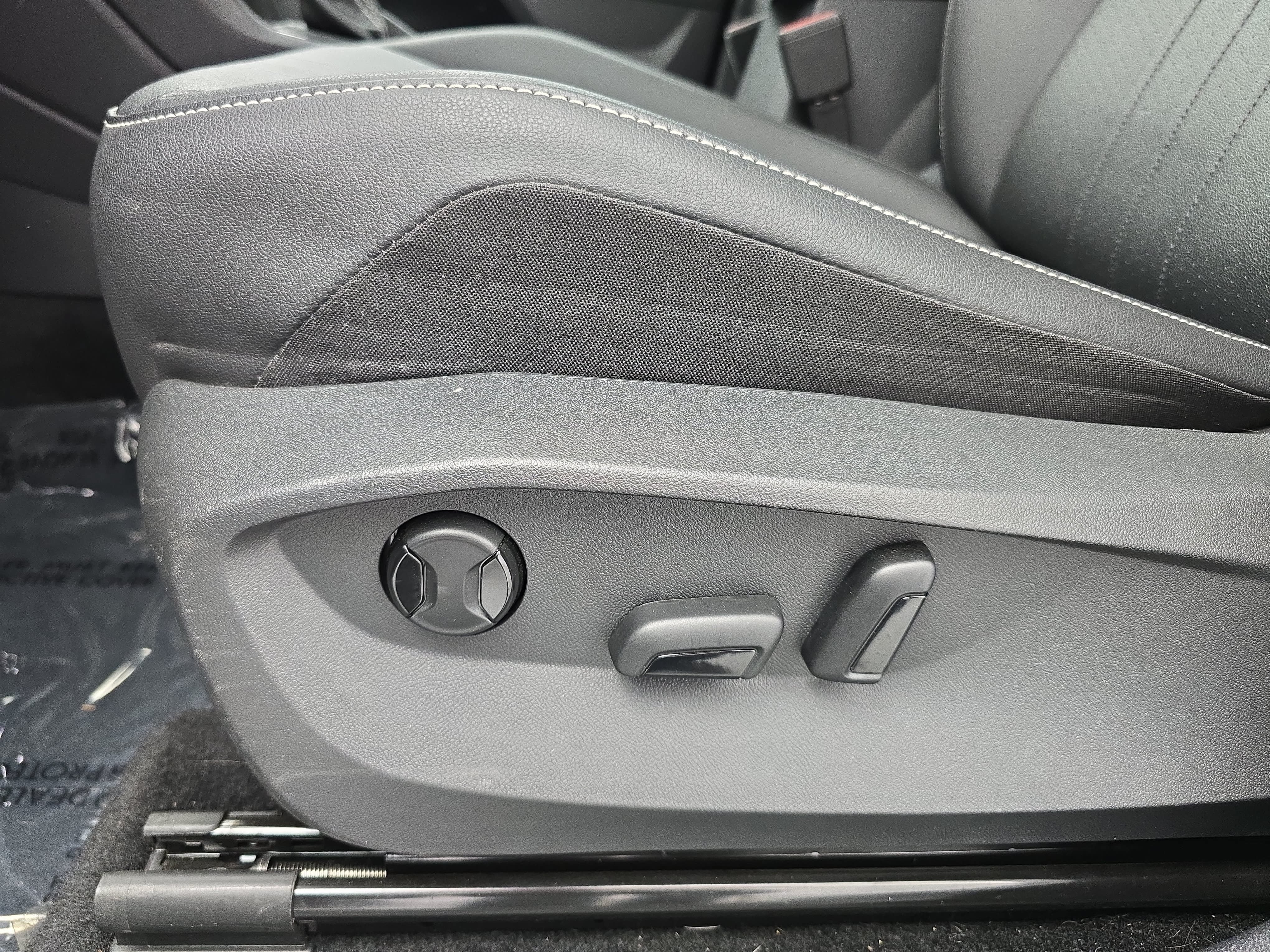 Used 2023 Volkswagen Tiguan SE w/ Panoramic Sunroof Package FWD image 29