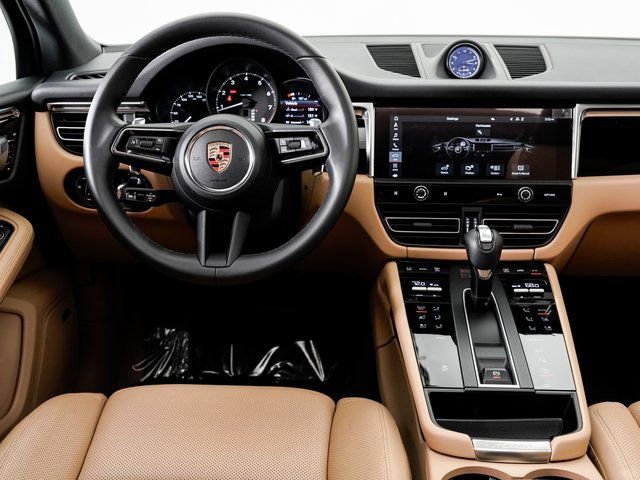Certified 2025 Porsche Macan image 16