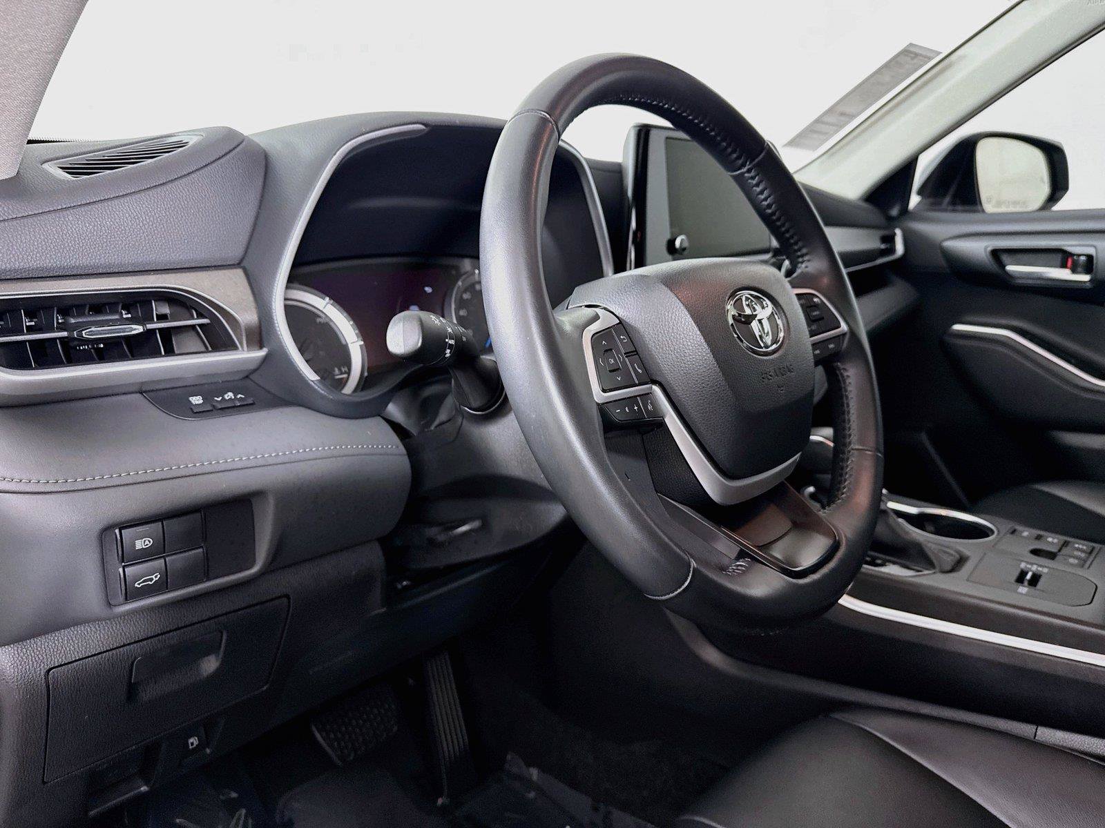 Used 2024 Toyota Highlander XLE AWD/4WD image 4