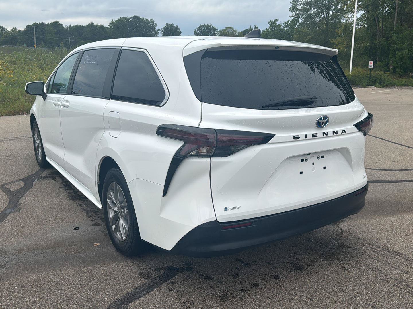 Used 2025 Toyota Sienna LE FWD image 3