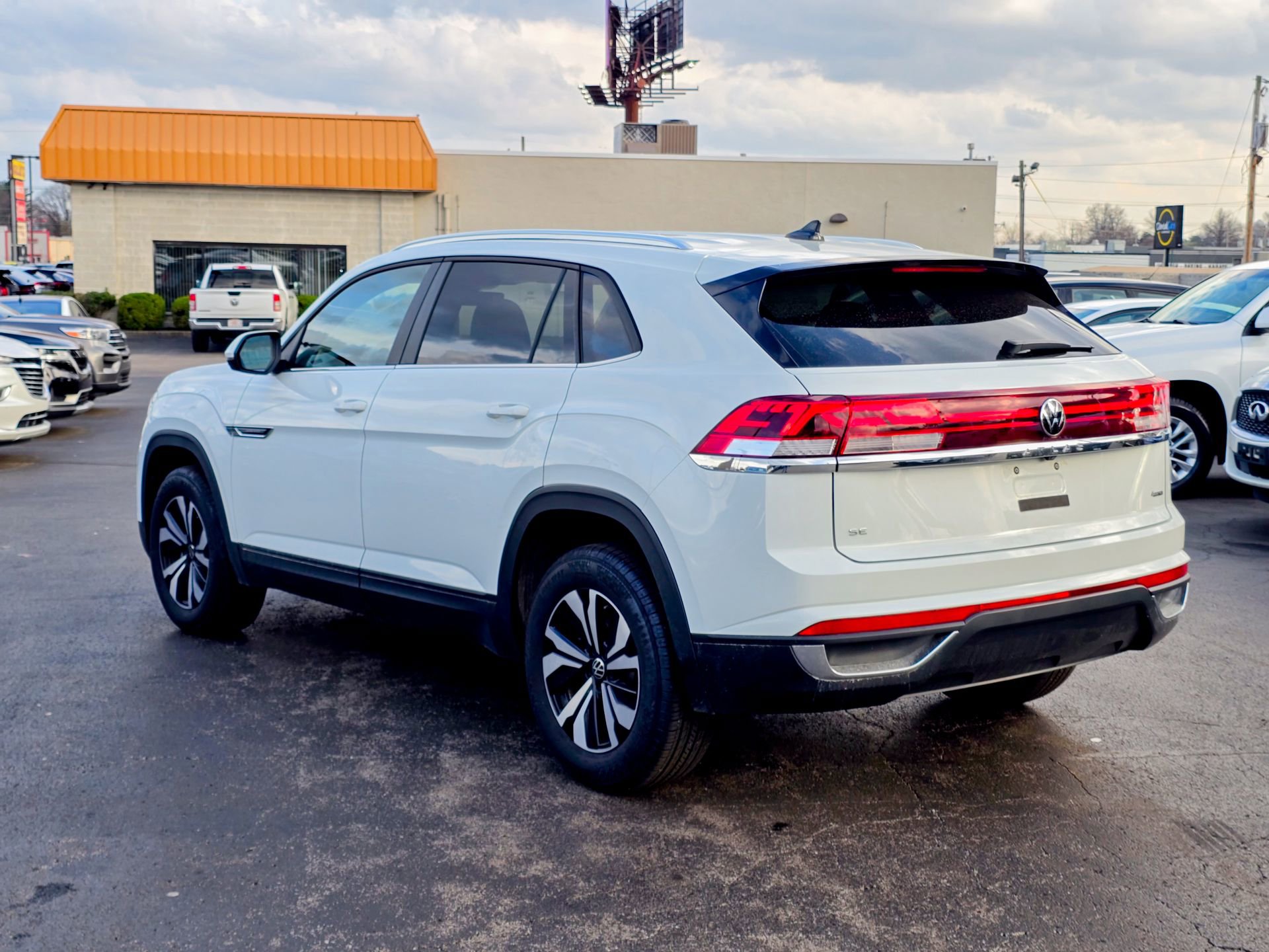 Used 2024 Volkswagen Atlas Cross Sport SE image 10