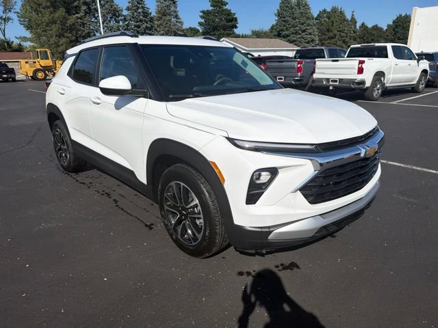 Used 2024 Chevrolet TrailBlazer LT w/ LPO, Blackout Package FWD image 4