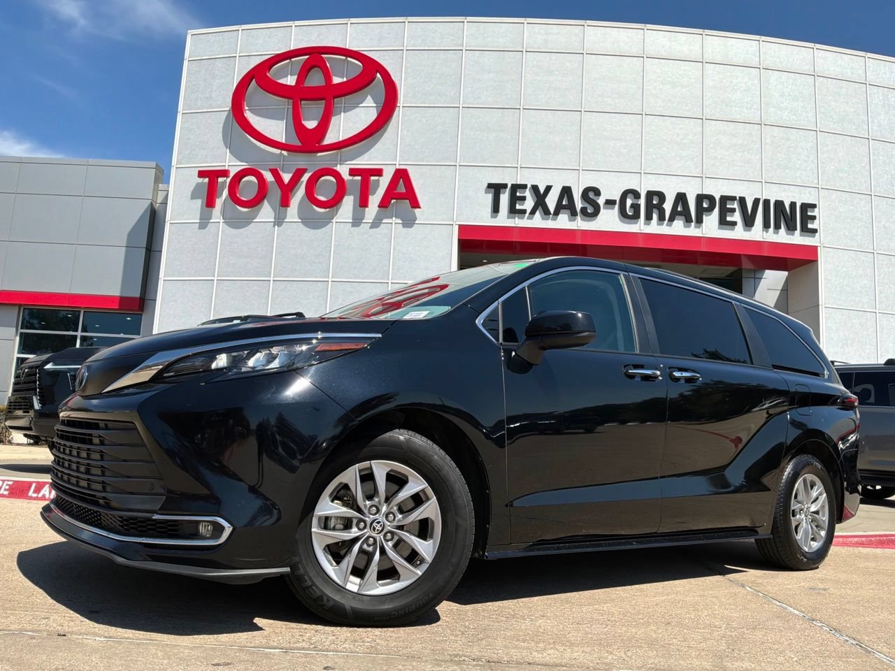 Used 2024 Toyota Sienna XLE FWD image 2