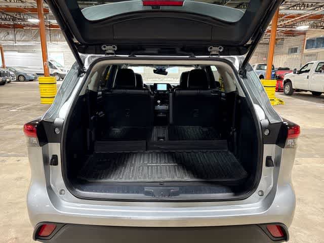 Used 2022 Toyota Highlander XLE AWD/4WD image 11
