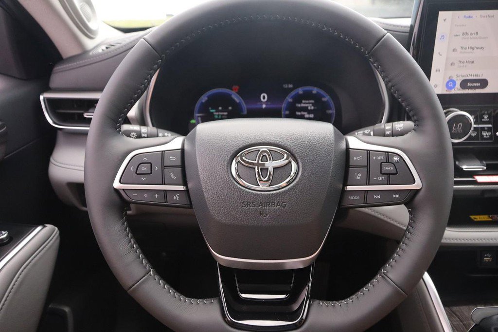 New 2026 Toyota Highlander Platinum AWD/4WD image 13
