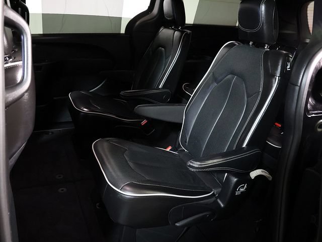 Used 2025 Chrysler Pacifica Limited FWD image 14