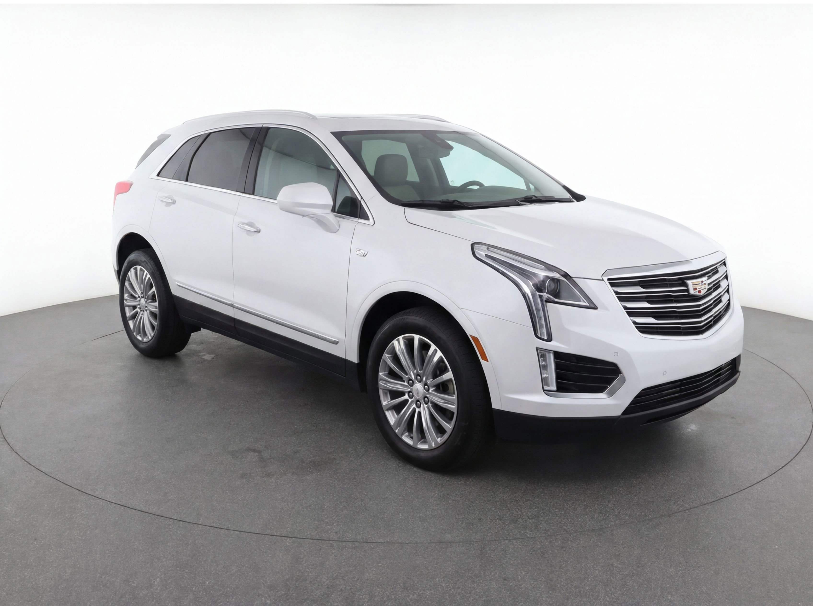 Used 2019 Cadillac XT5 Luxury FWD image 2