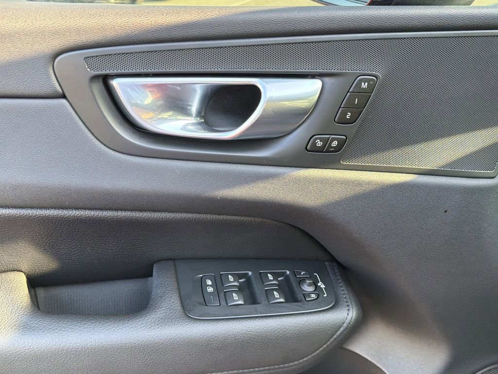 Used 2022 Volvo XC60 T8 Inscription image 23