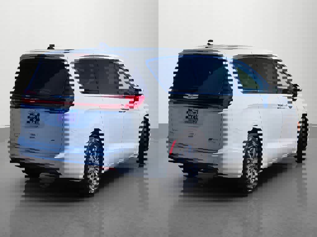 Used 2023 Chrysler Pacifica Touring-L image 6