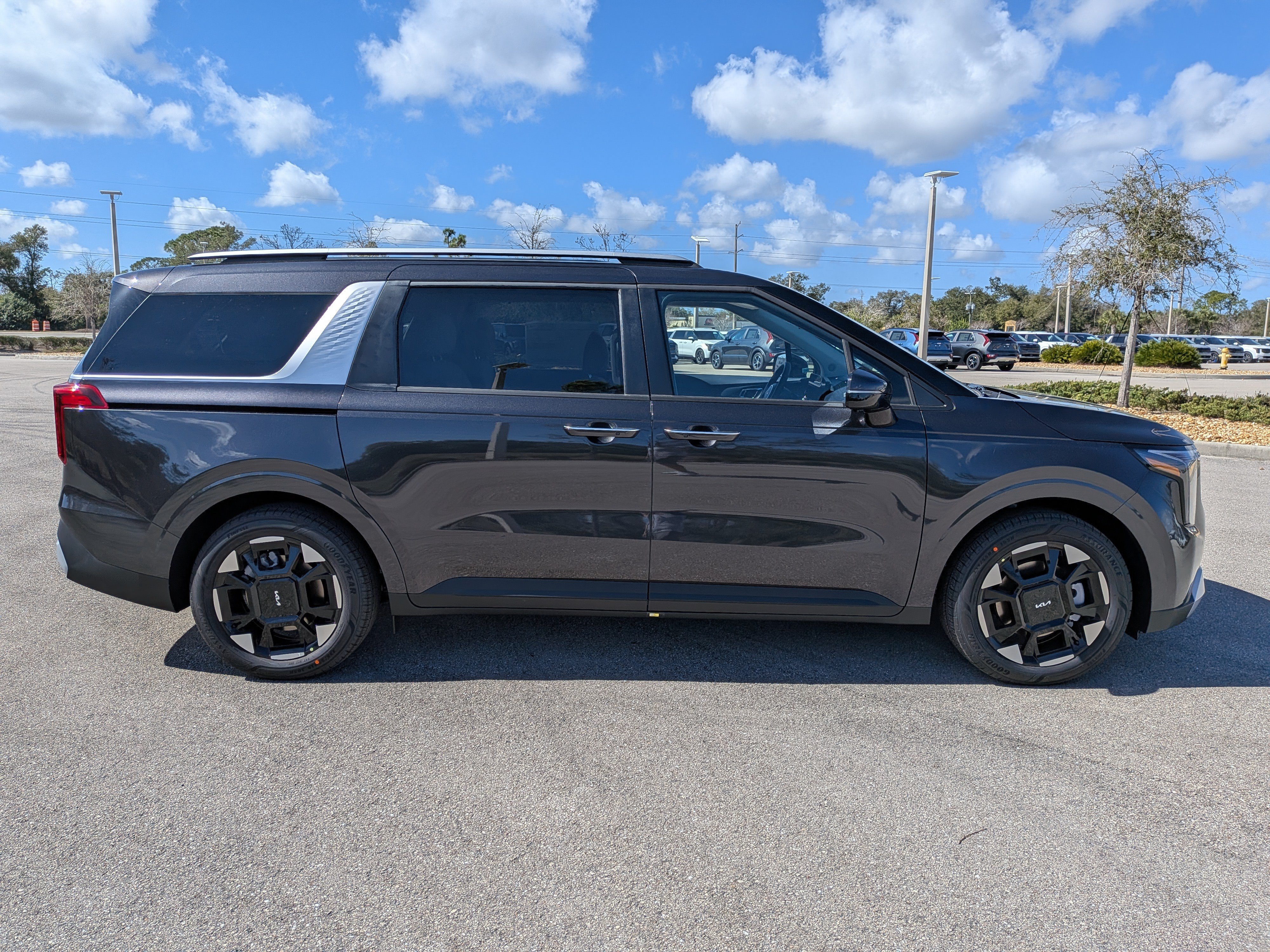New 2026 Kia Carnival EX FWD image 4