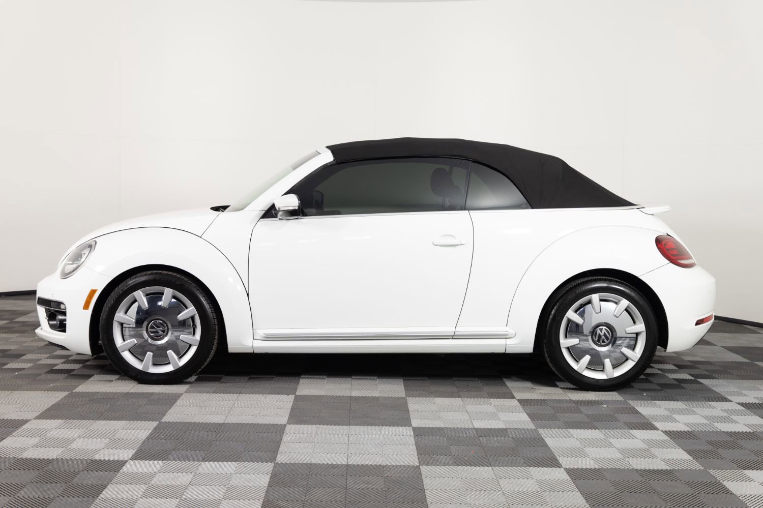 Used 2019 Volkswagen Beetle 2.0T SE w/ SE Premium Package FWD image 3