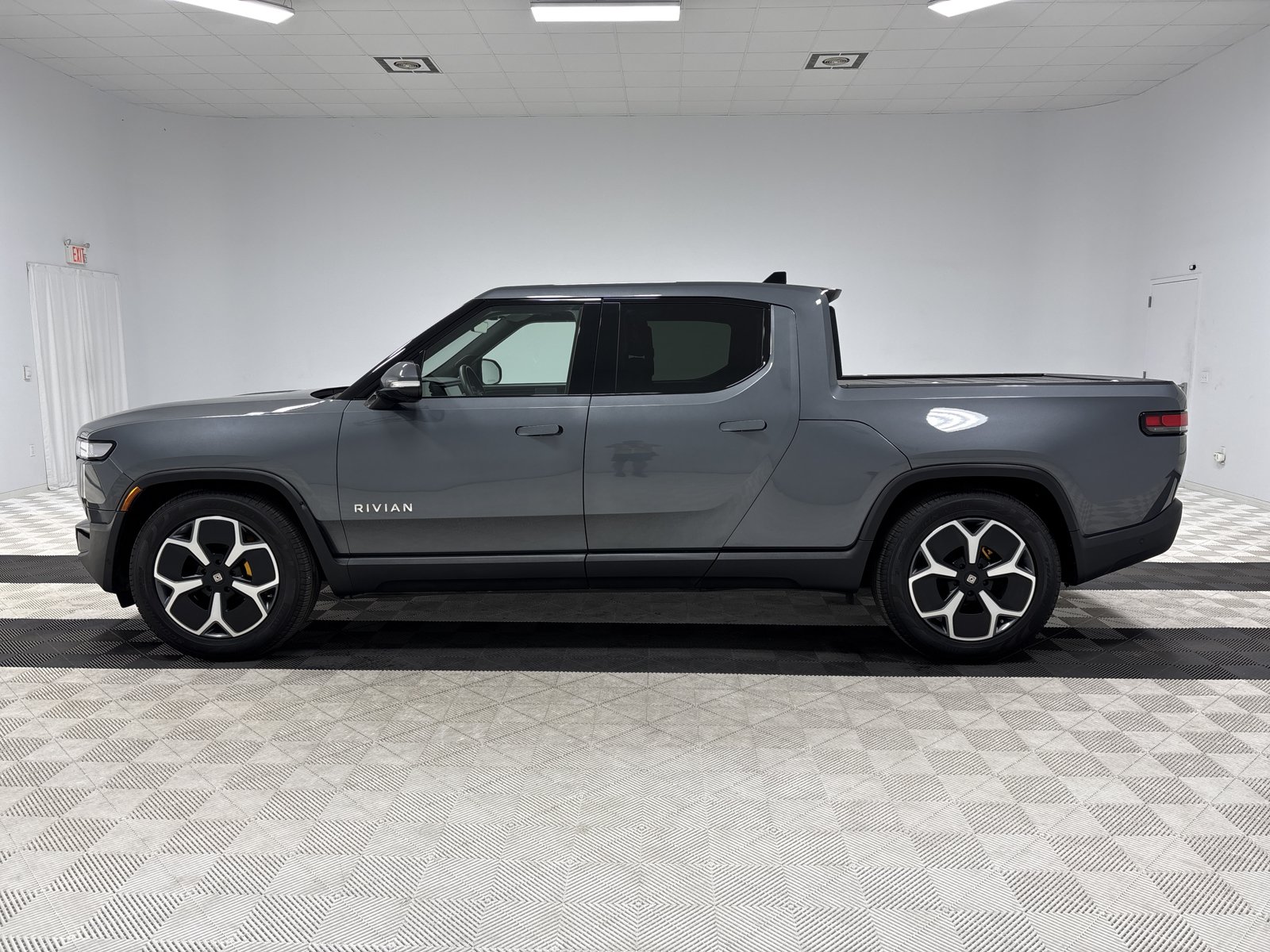 Used 2022 Rivian R1T Adventure AWD/4WD image 2