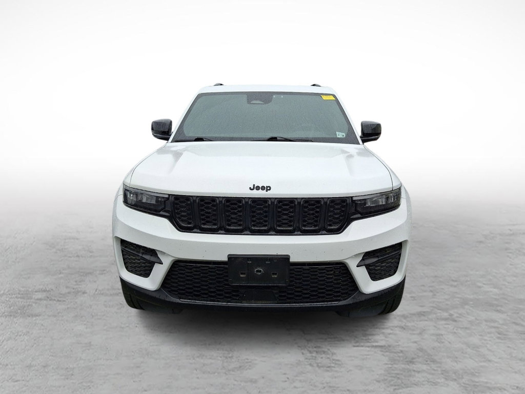 Used 2023 Jeep Grand Cherokee Altitude AWD/4WD image 2