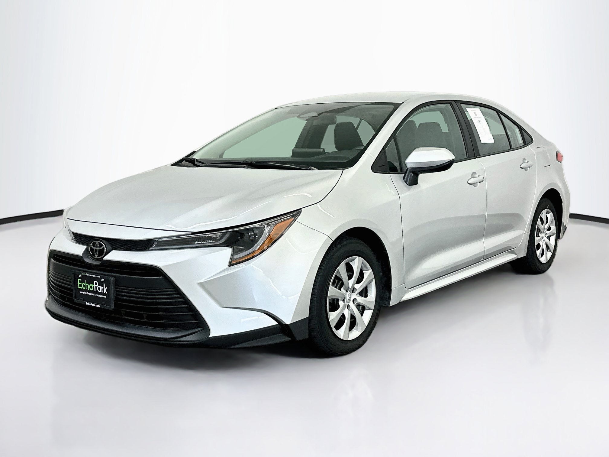 Used 2025 Toyota Corolla LE FWD image 3