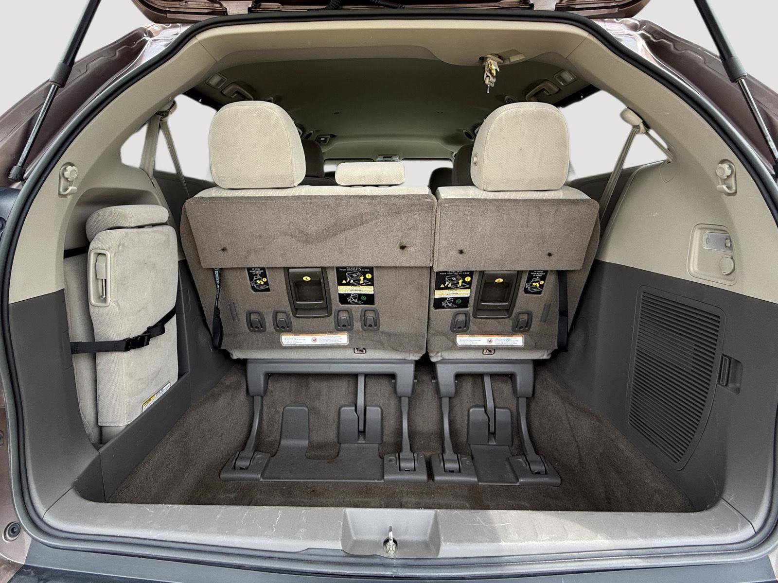 Used 2018 Toyota Sienna LE FWD image 31