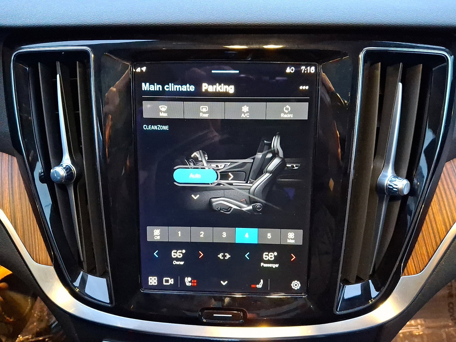 Used 2024 Volvo V60 B5 Cross Country Plus w/ Protection Package Premier AWD/4WD image 18