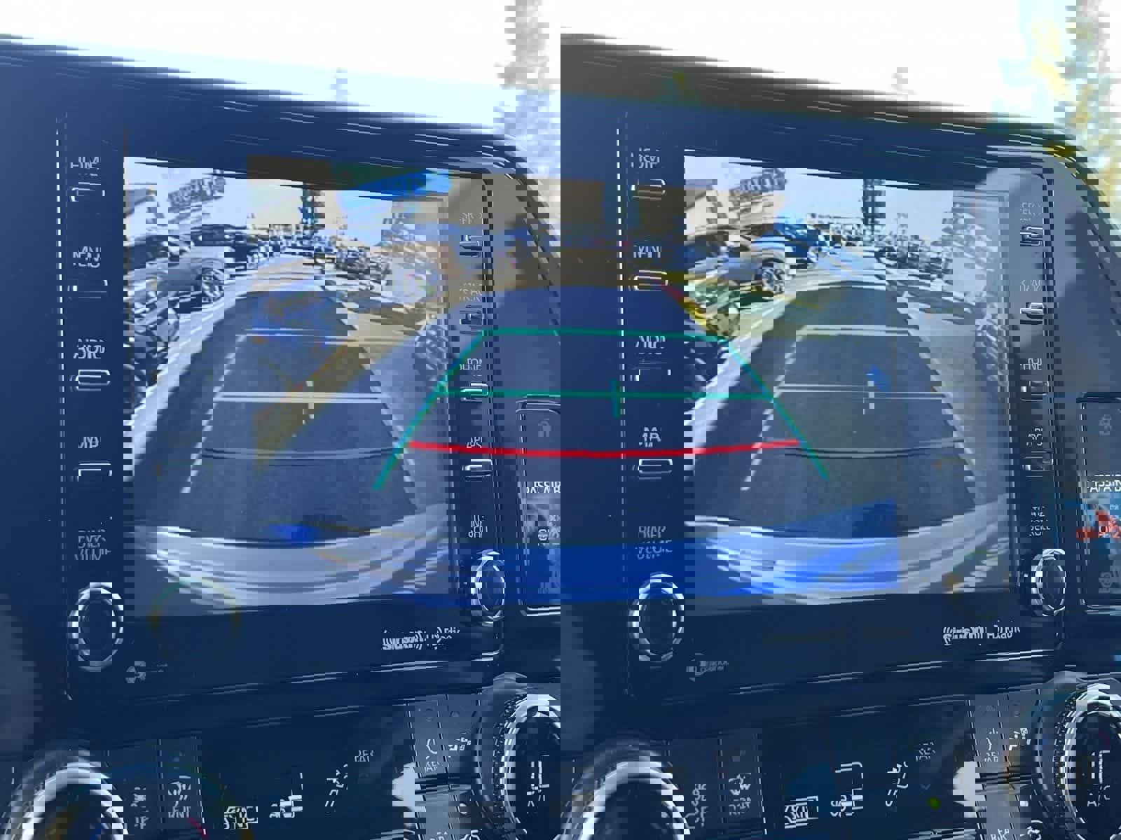 Used 2021 Toyota Highlander LE image 20