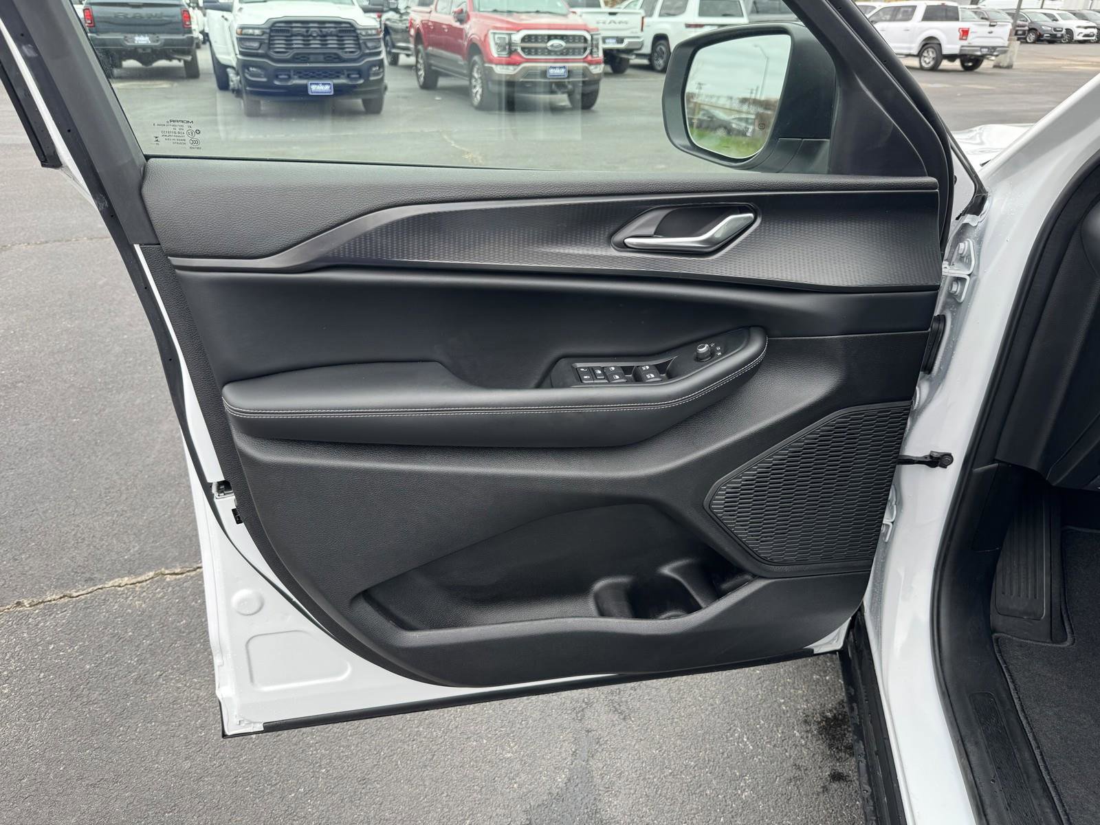 Used 2025 Jeep Grand Cherokee Laredo X w/ Luxury Tech Group I image 22