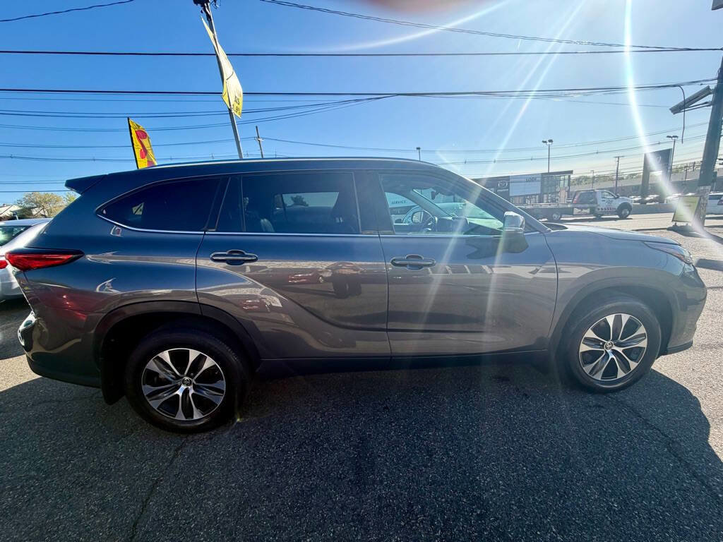 Used 2021 Toyota Highlander XLE AWD/4WD image 2