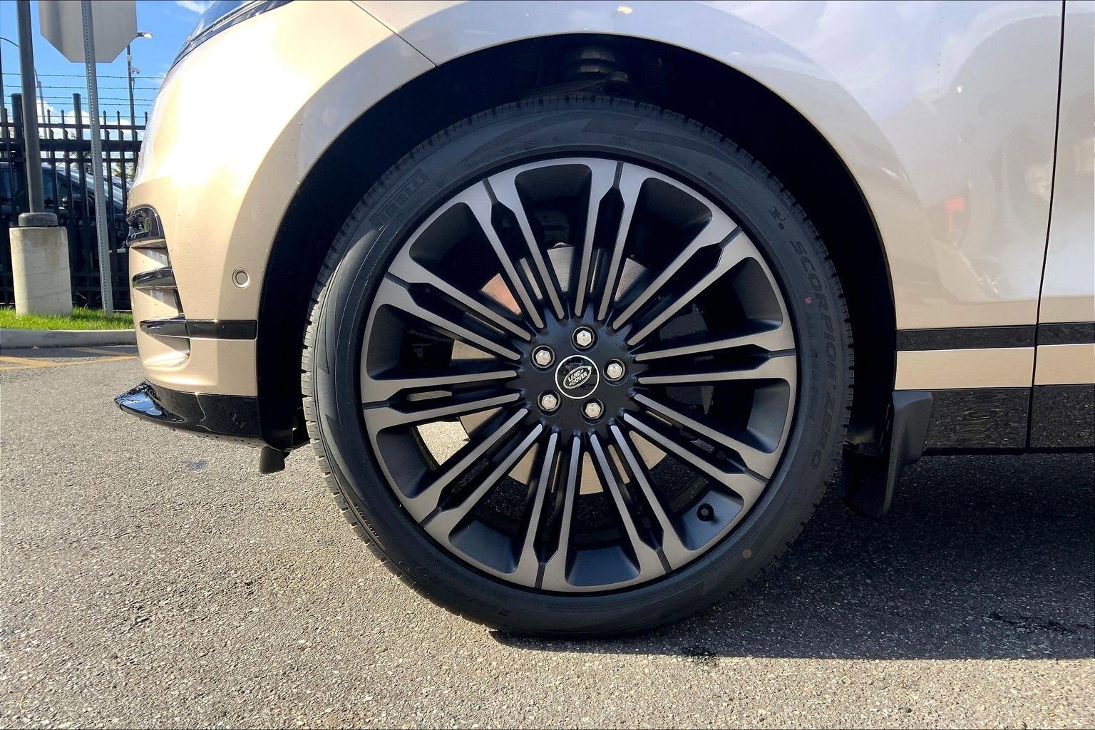 New 2026 Land Rover Range Rover Velar Dynamic SE image 11