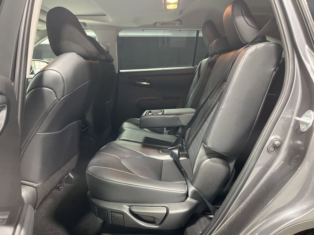 Used 2023 Toyota Highlander XLE AWD/4WD image 32