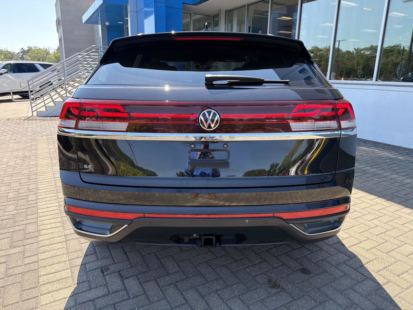 Used 2024 Volkswagen Atlas Cross Sport SE FWD image 4