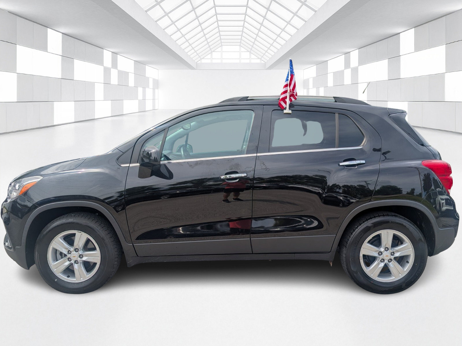 Used 2019 Chevrolet Trax LT w/ LT Convenience Package image 4