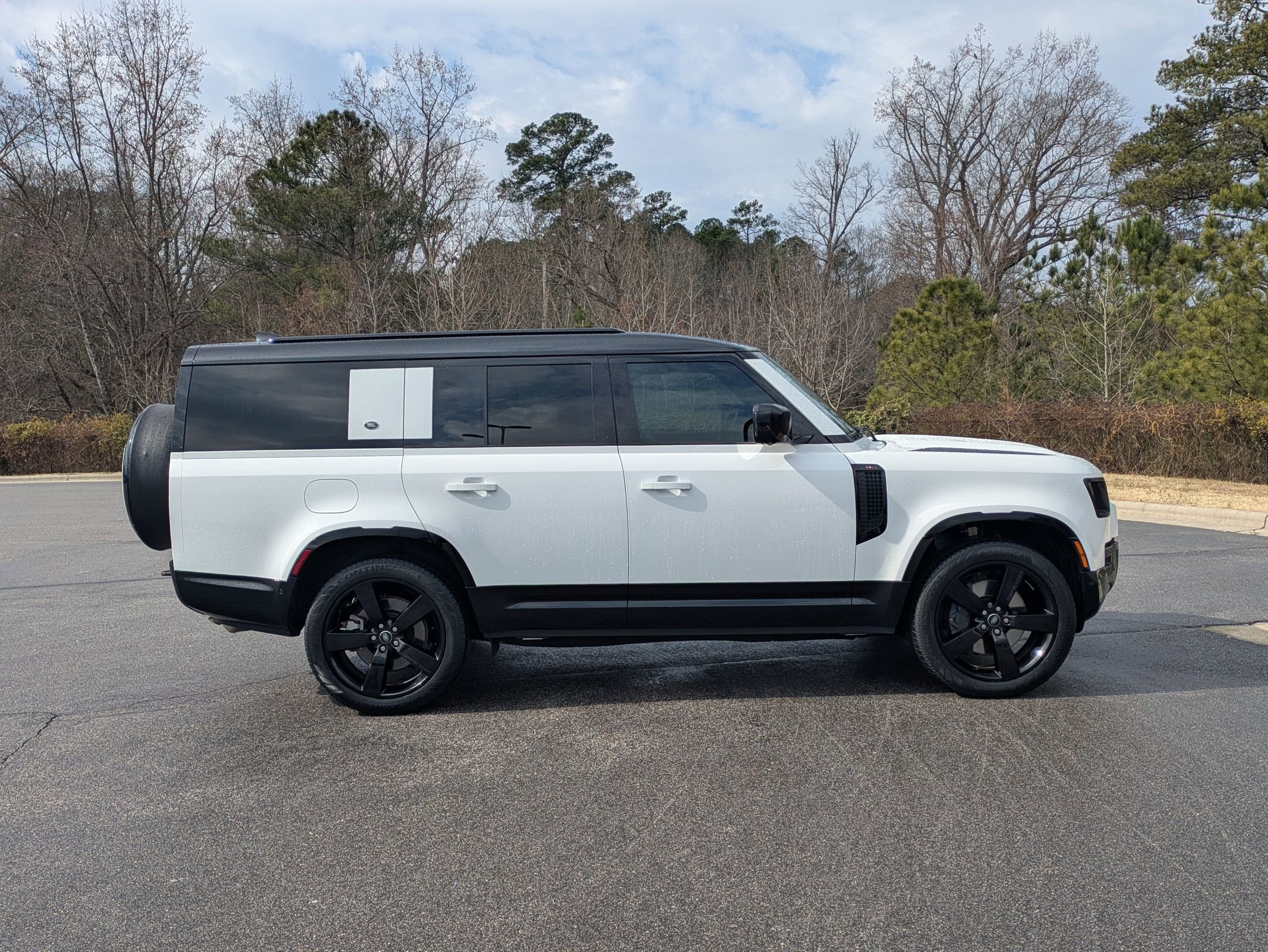 Certified 2023 Land Rover Defender 130 X-Dynamic SE image 4