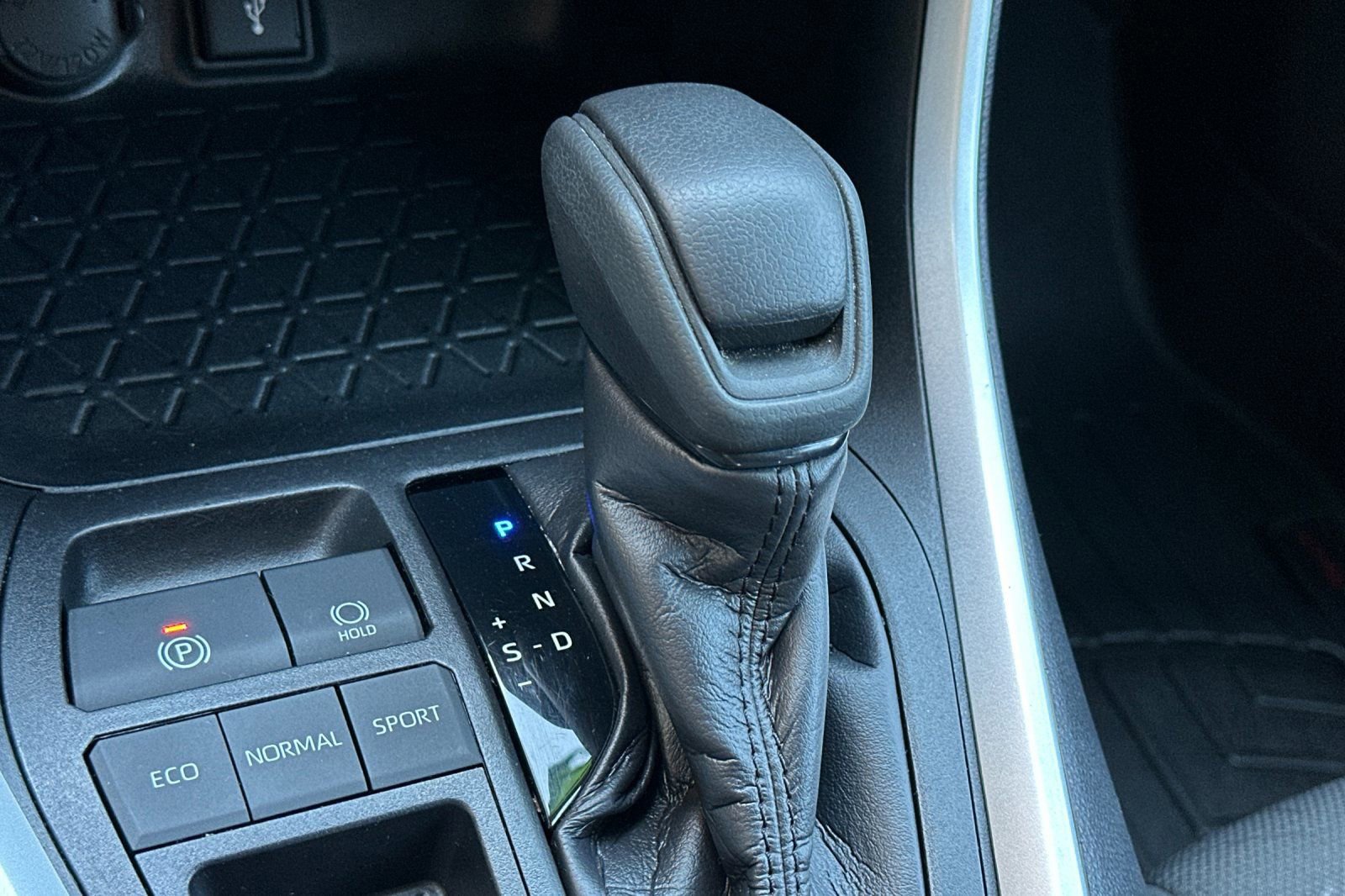 Used 2021 Toyota RAV4 XLE w/ Carpet Mat Package (TMS) image 22