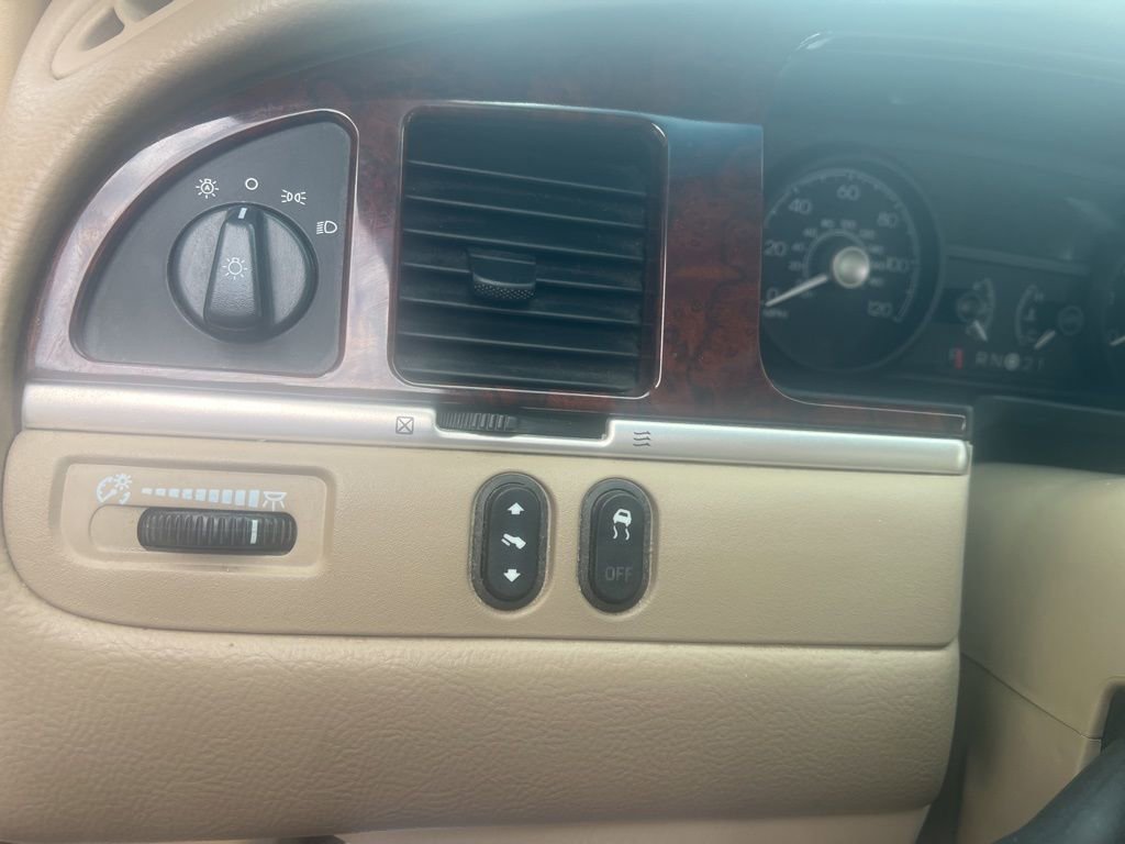 Used 2009 Lincoln Town Car Signature Limited image 13