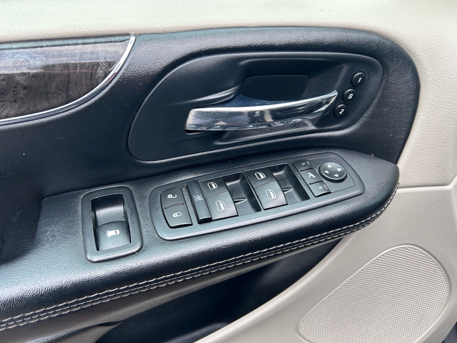 Used 2016 Chrysler Town & Country Limited Platinum FWD image 22