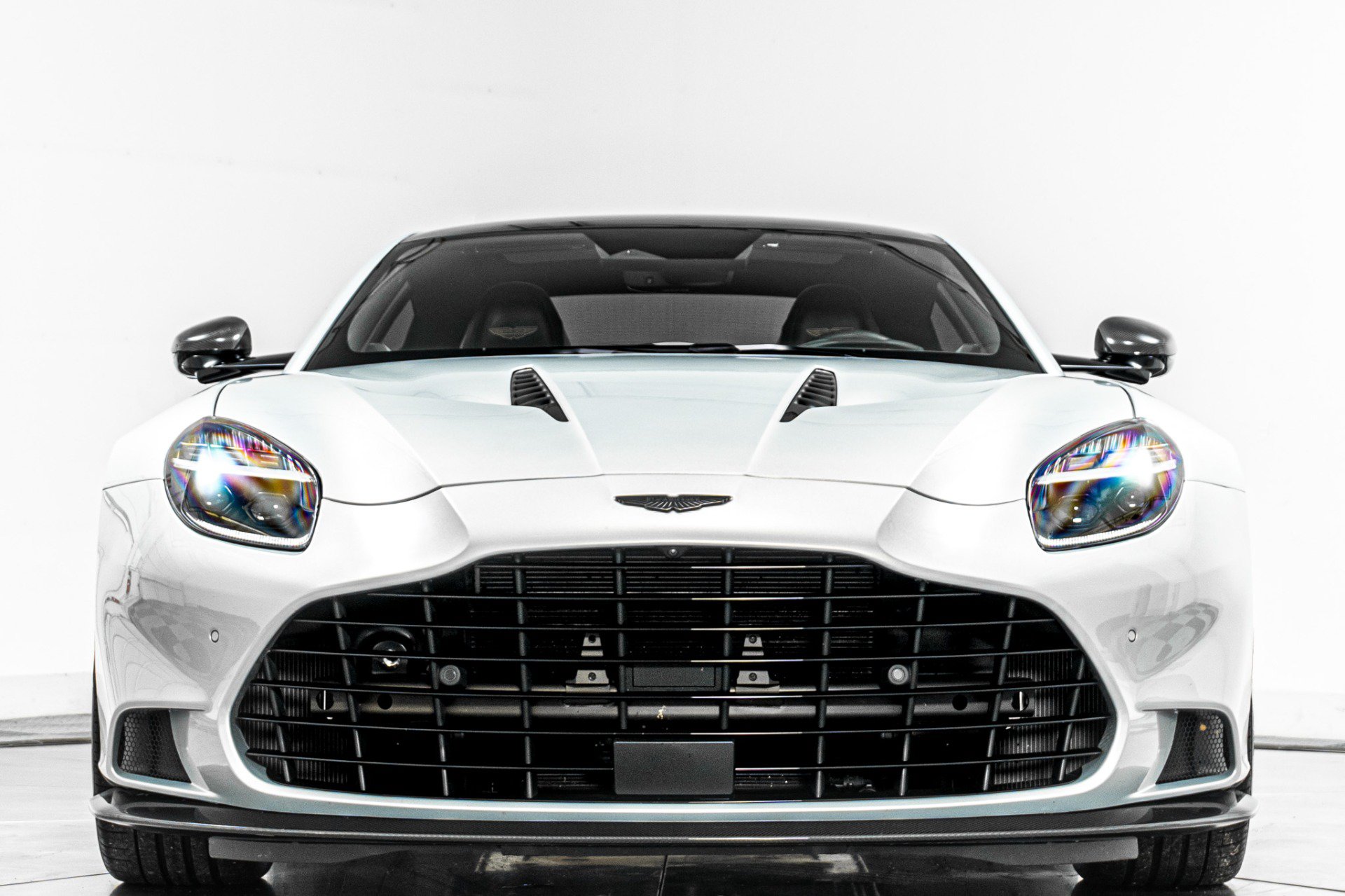 Used 2025 Aston Martin Vanquish RWD image 4