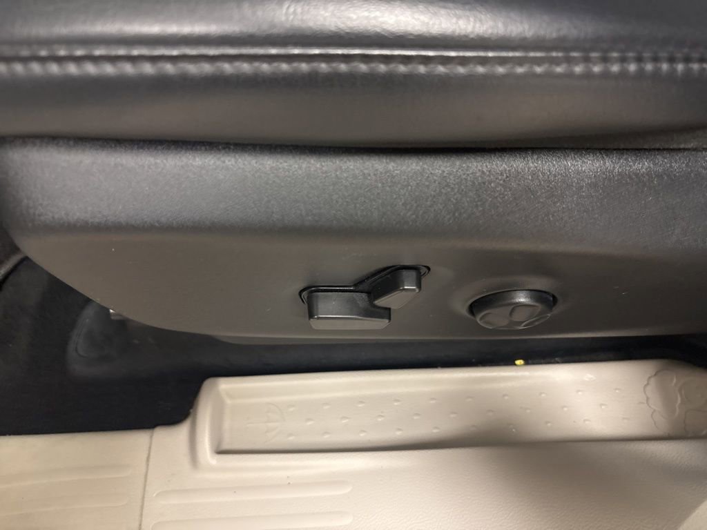 Used 2023 Chrysler Pacifica Touring-L image 24