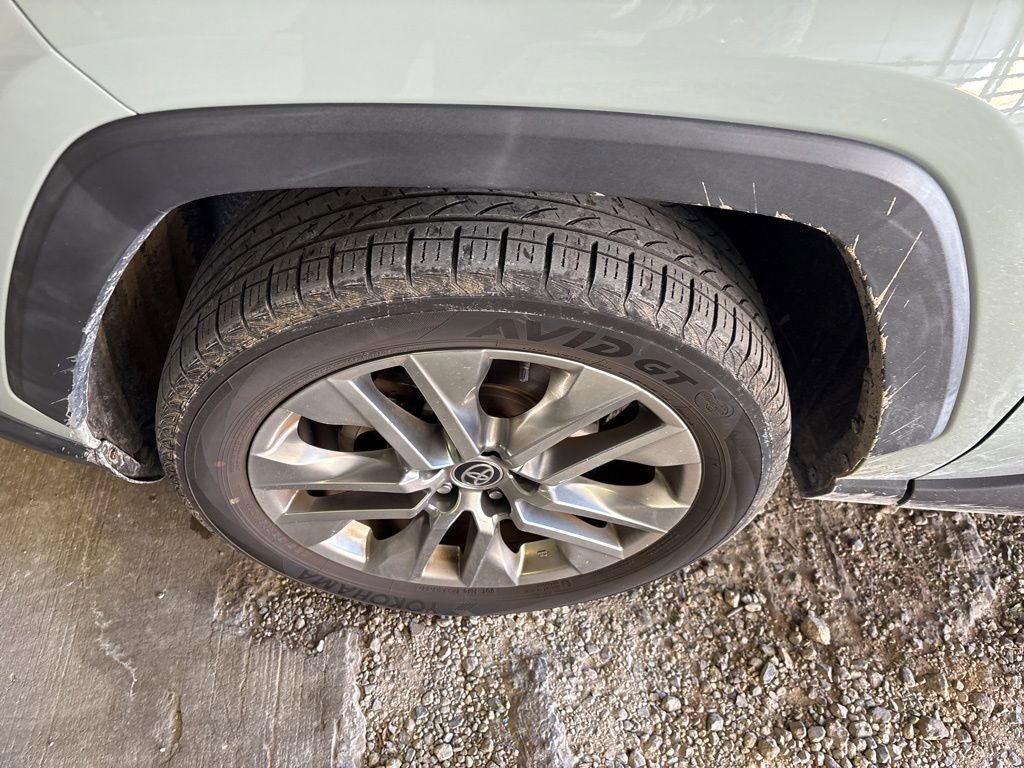 Used 2021 Toyota RAV4 XLE Premium image 8