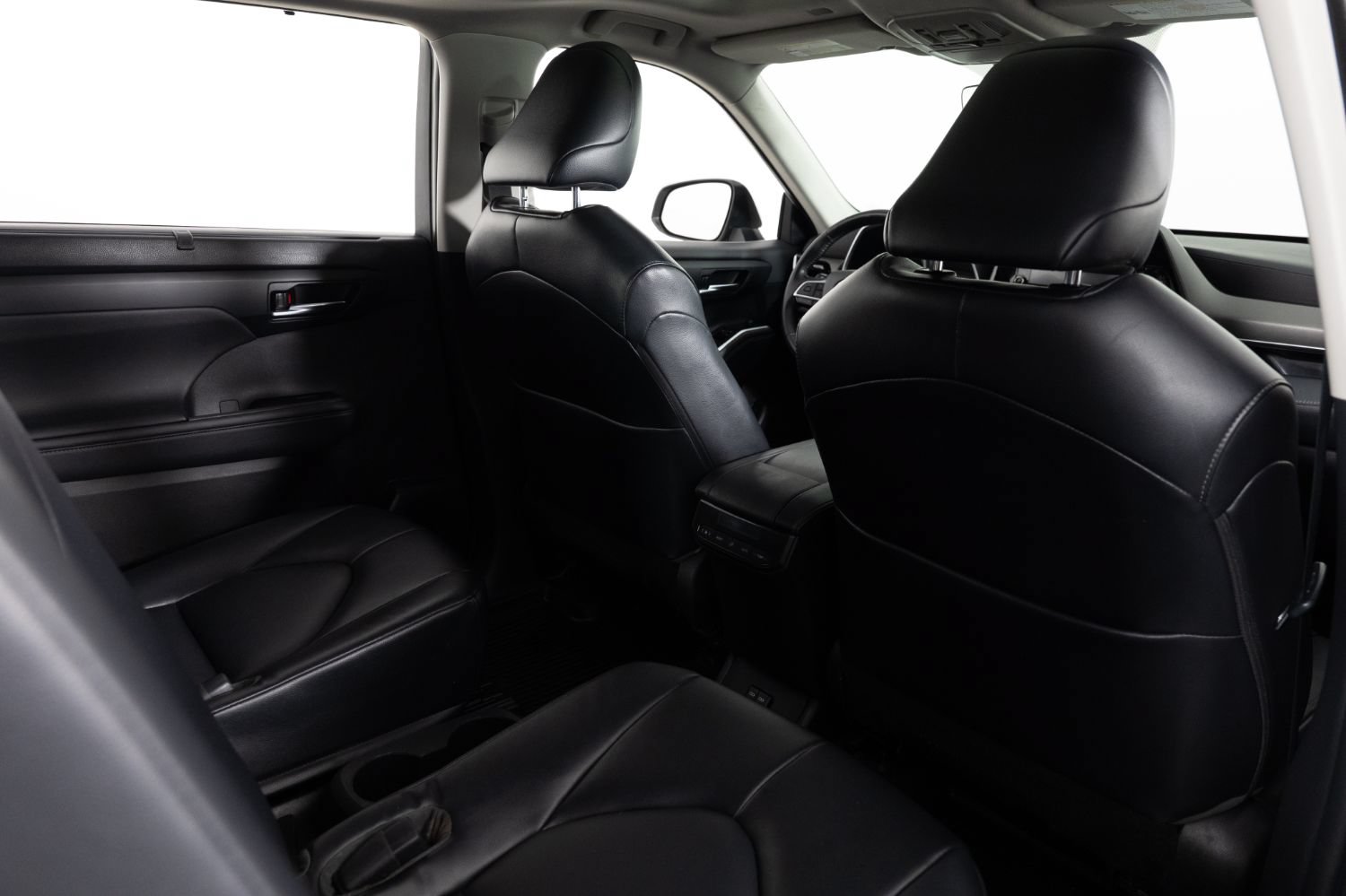 Used 2022 Toyota Highlander XLE FWD image 25
