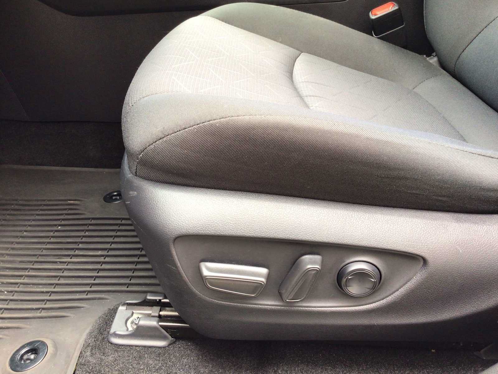 Used 2022 Toyota RAV4 XLE FWD image 13
