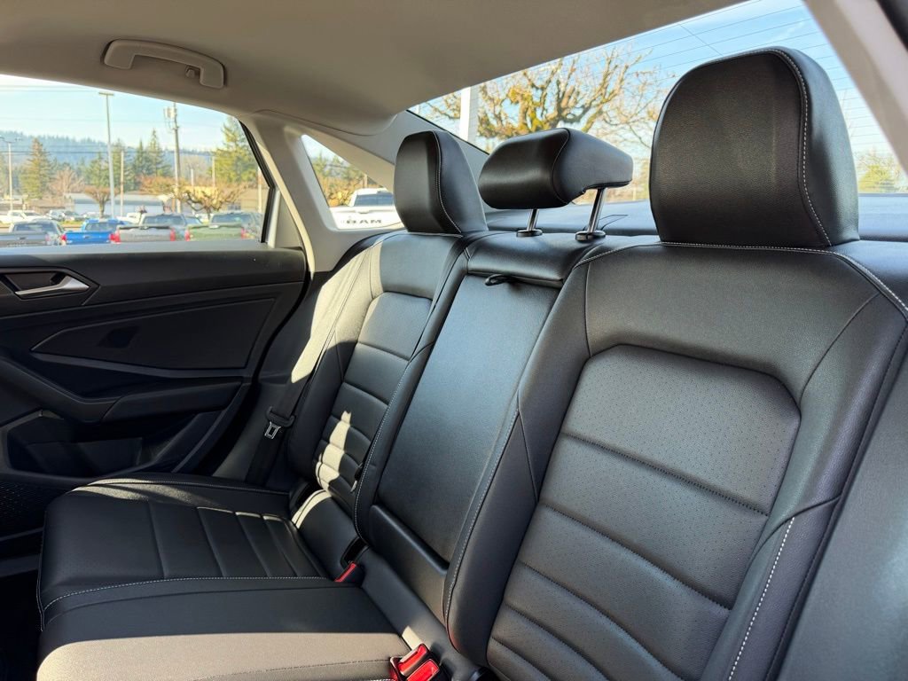 Used 2024 Volkswagen Jetta SE image 31