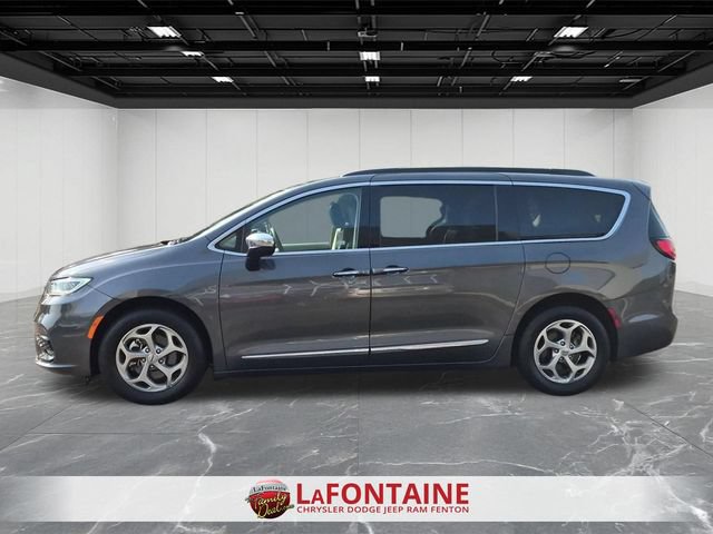 Used 2023 Chrysler Pacifica Limited FWD image 2