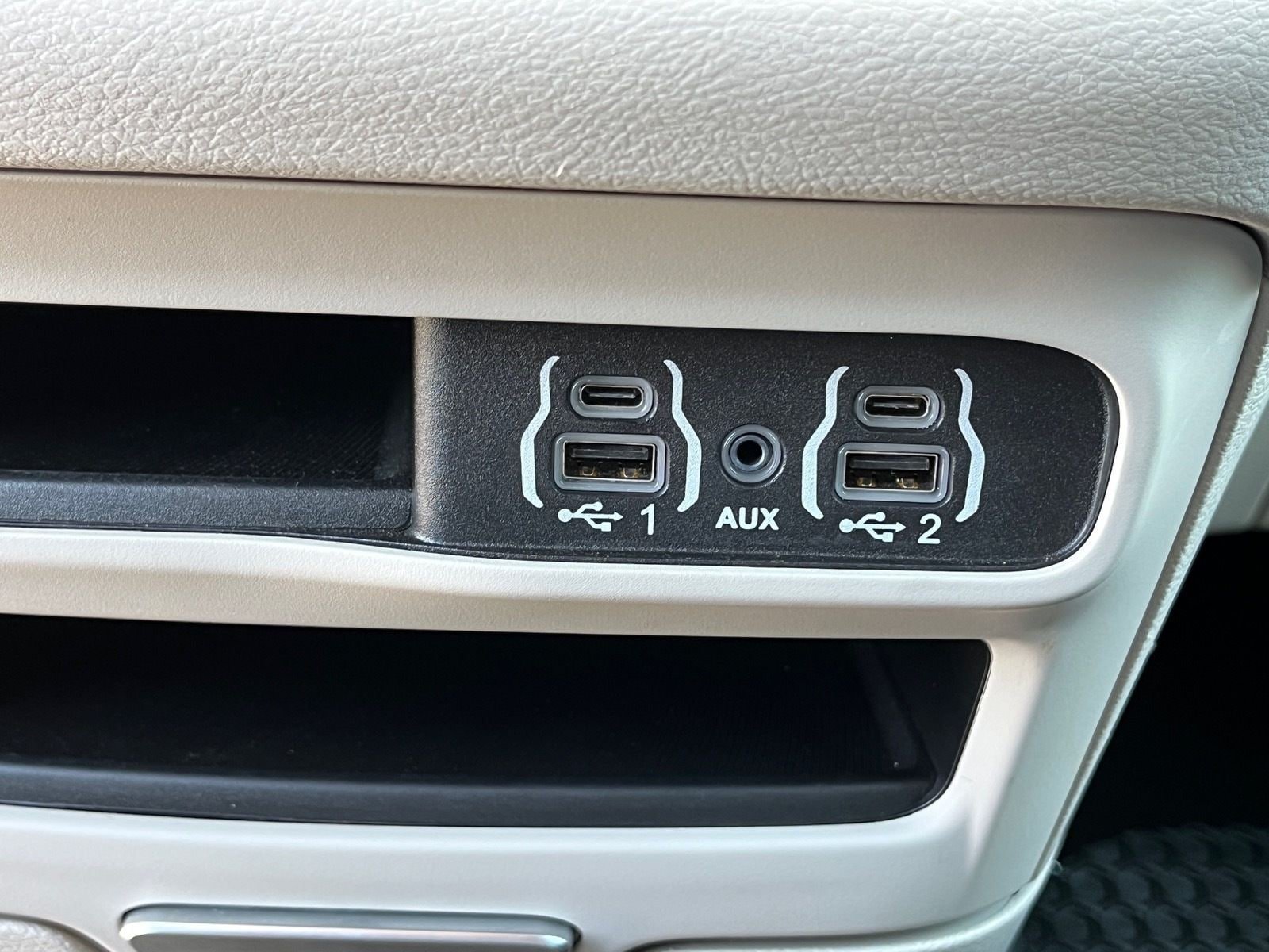 Used 2024 Chrysler Pacifica Touring-L FWD image 27