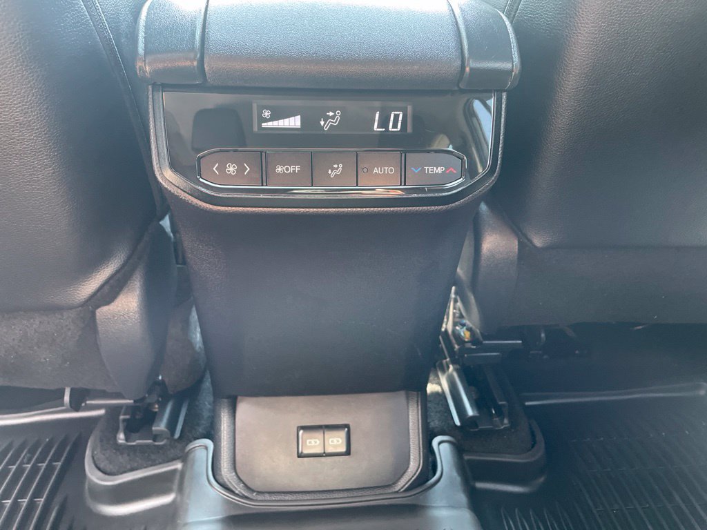 Used 2025 Toyota Highlander XLE AWD/4WD image 8
