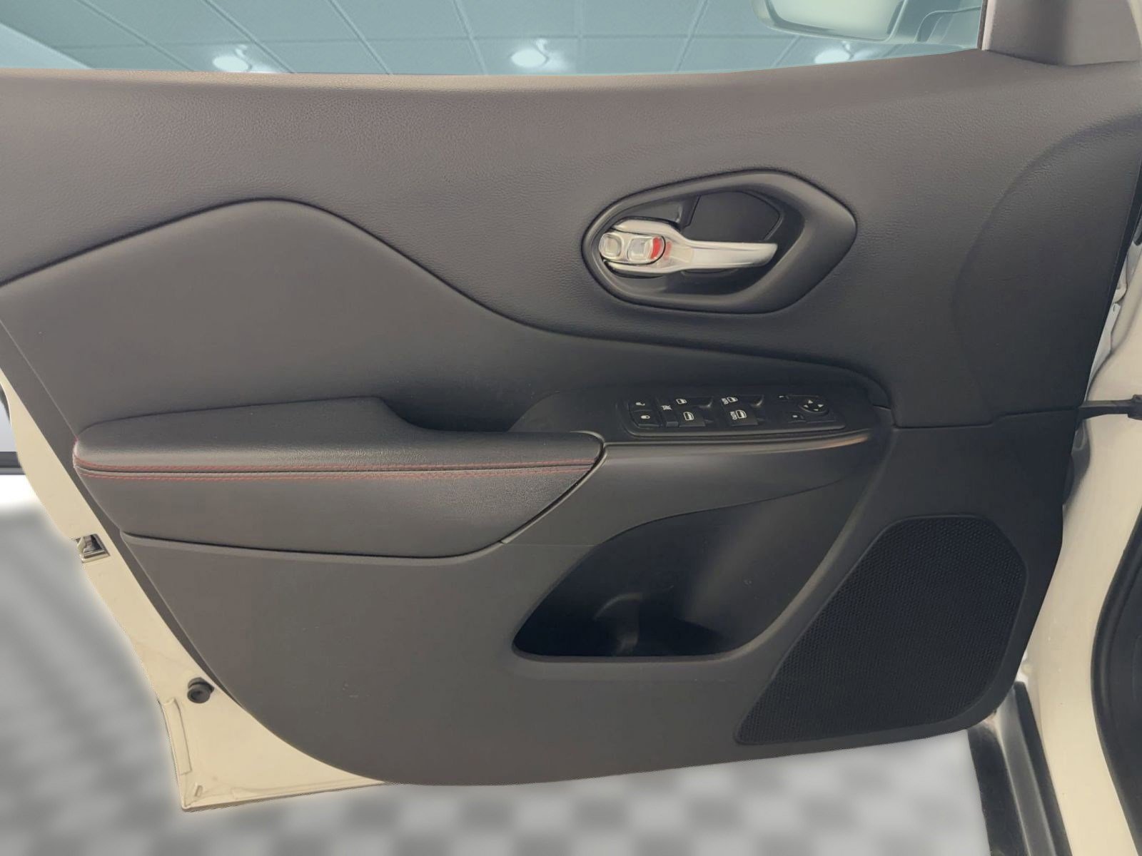 Used 2019 Jeep Cherokee Trailhawk AWD/4WD image 22