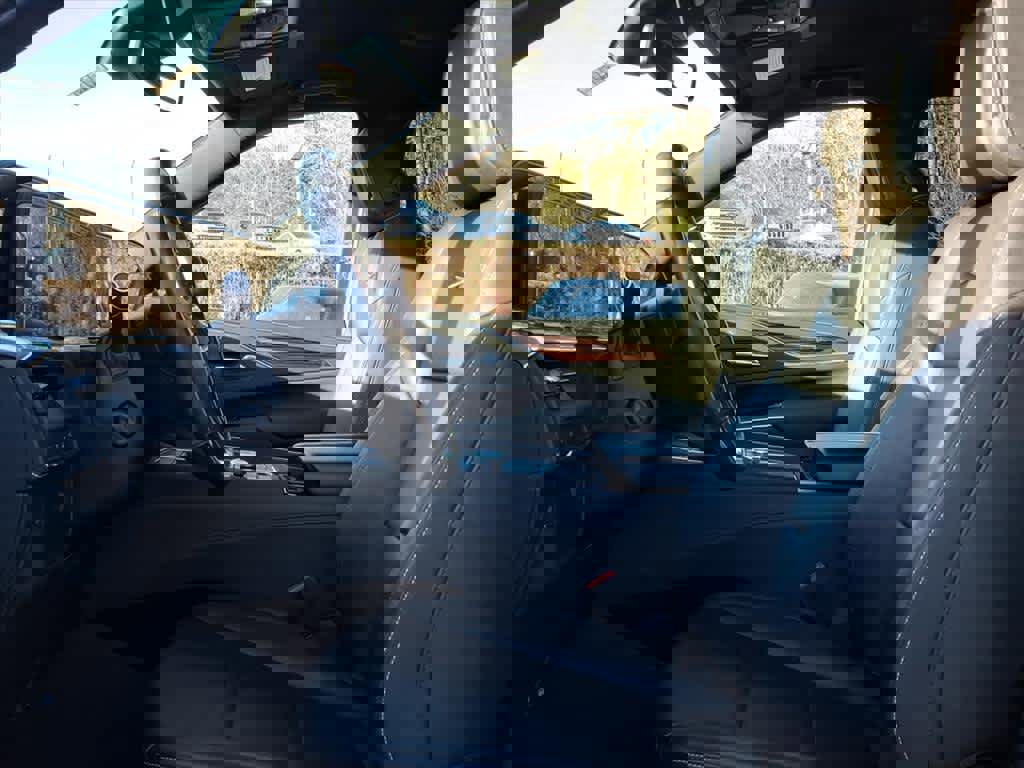 Used 2021 Cadillac Escalade Luxury image 11