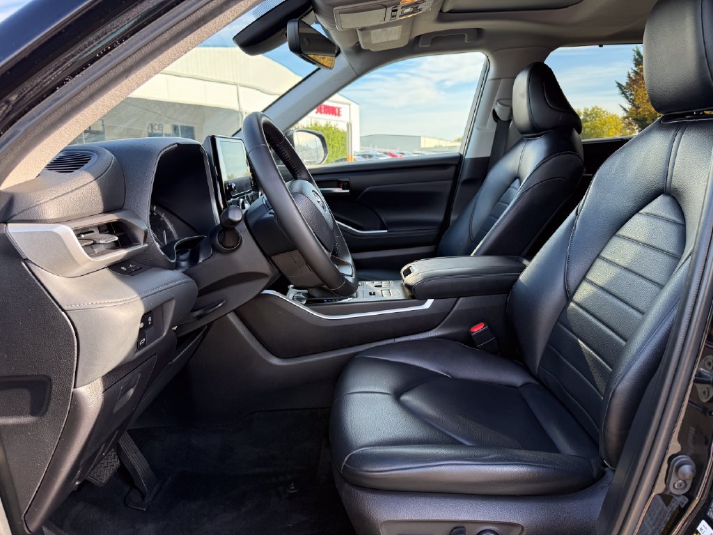 Used 2023 Toyota Highlander XLE AWD/4WD image 17