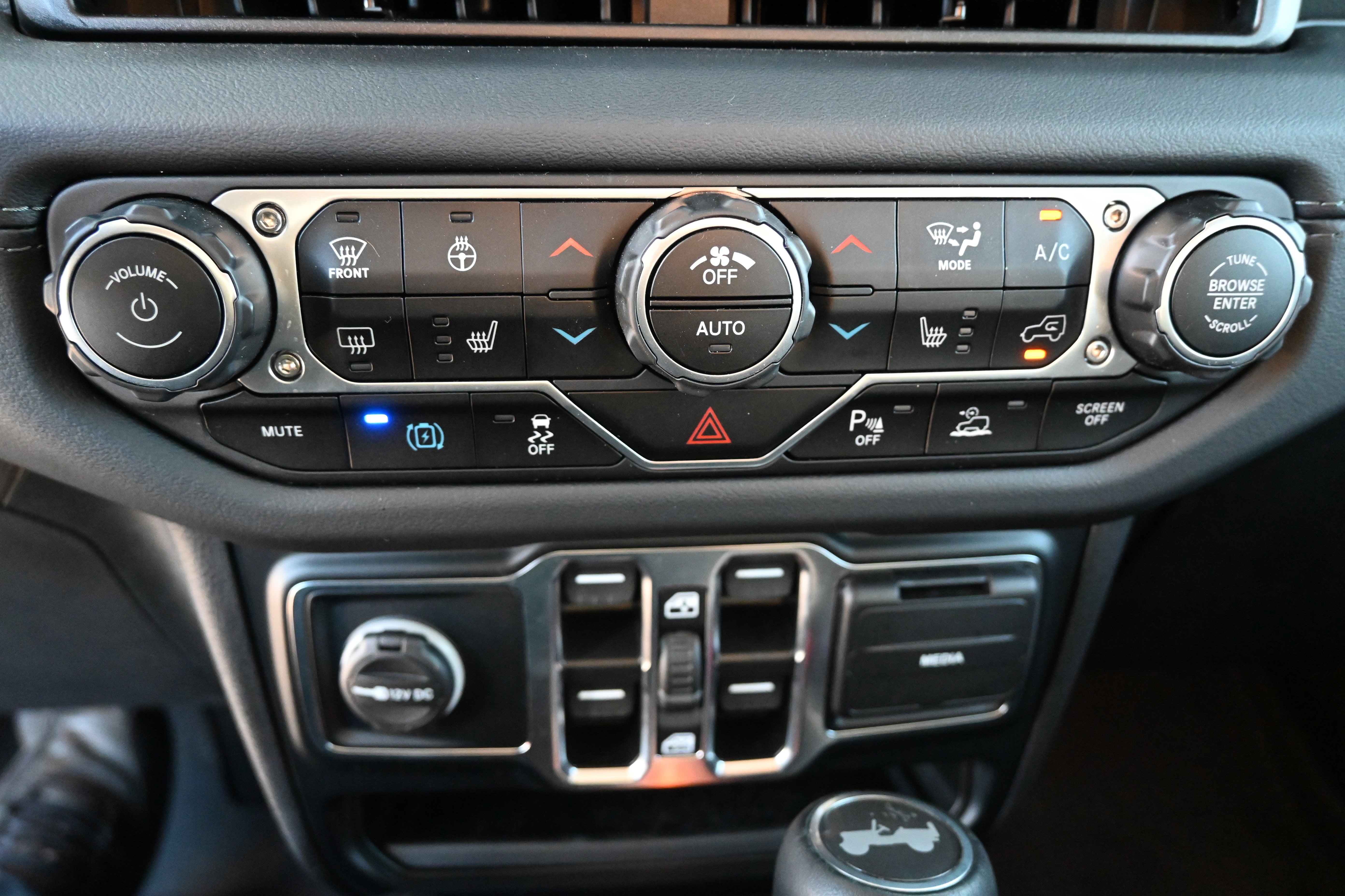 Used 2024 Jeep Wrangler Sahara w/ Technology Group image 28